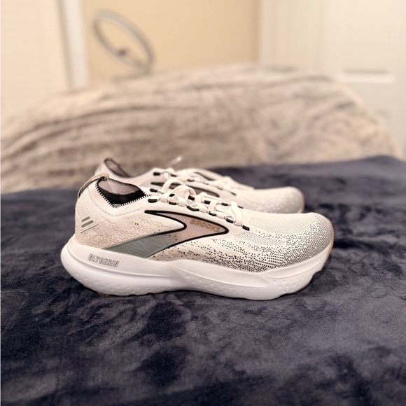 Brooks Shoes - Brooks White and Gray Women's Sneakers